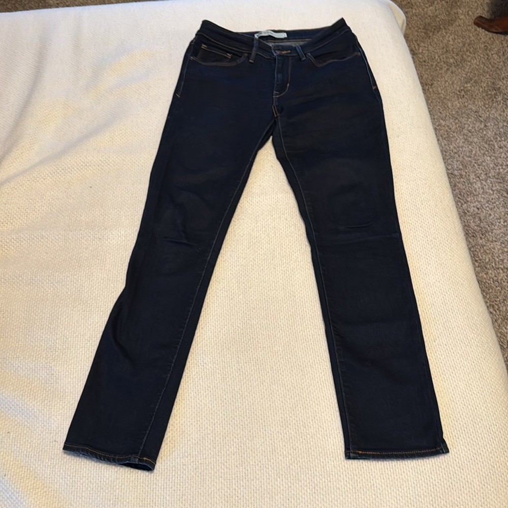 Levi’s mid rise skinny size 6 dark wash